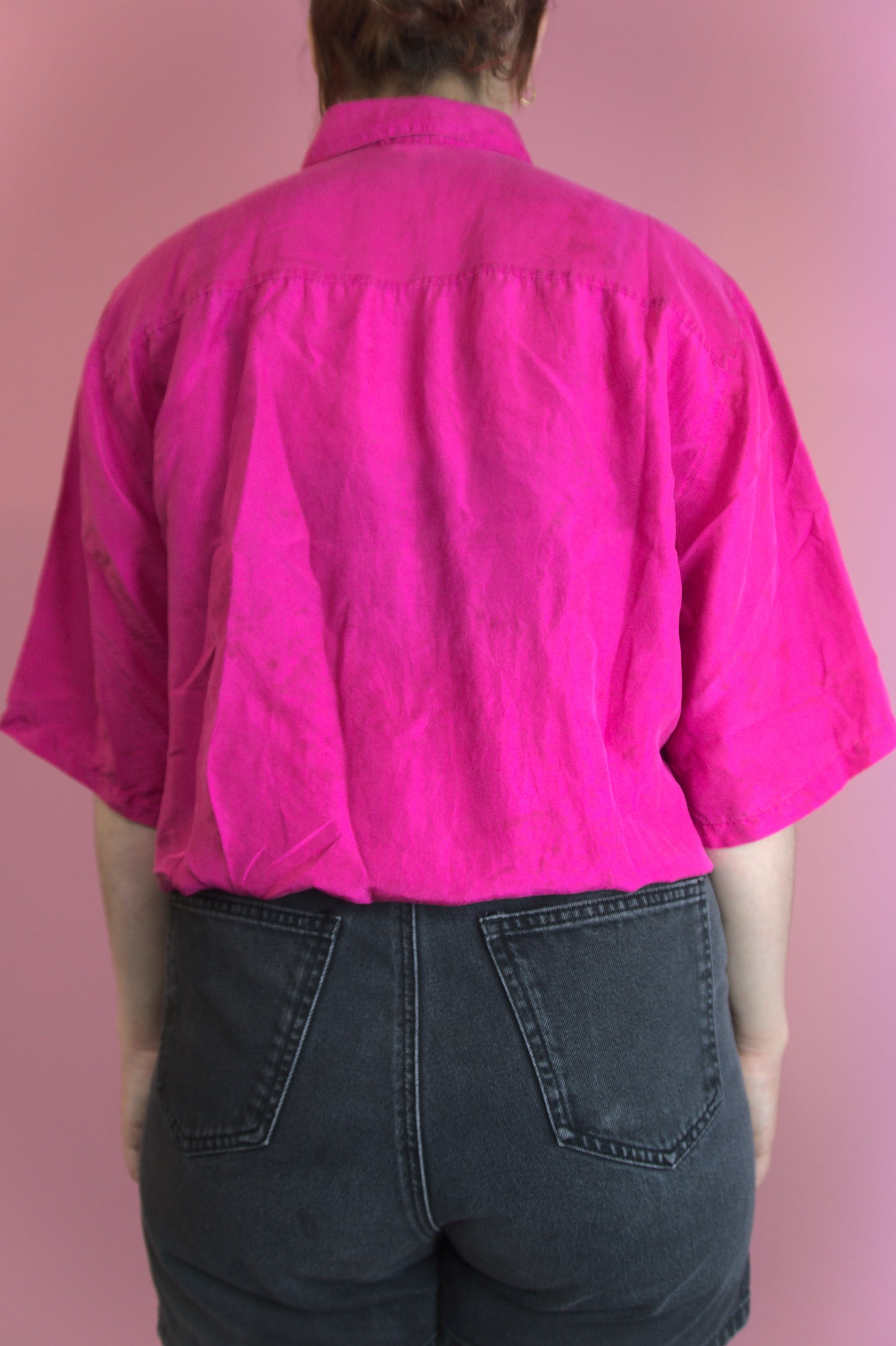 Chandail à boutons fuchsia en soie